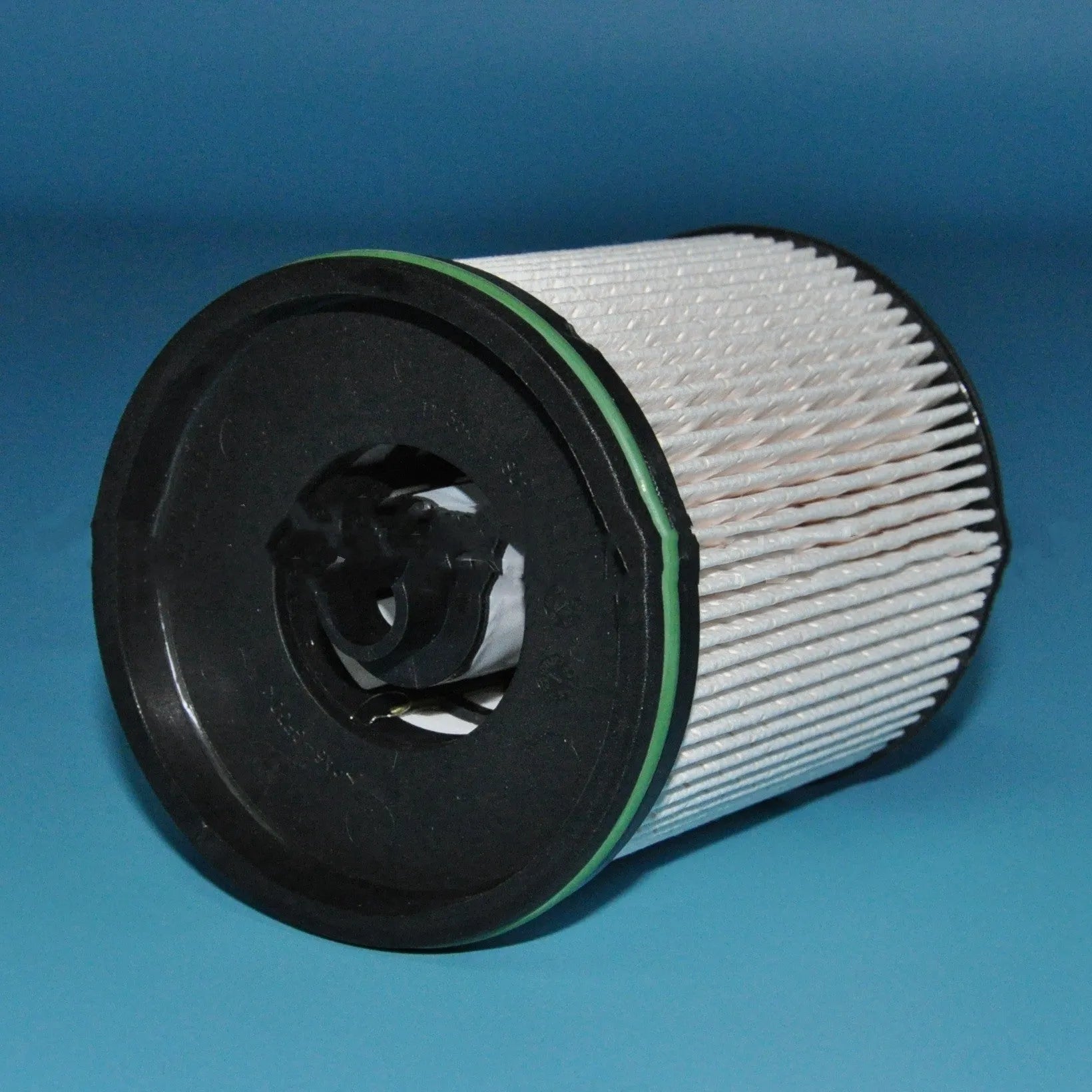 Diesel fuel filter assembly for Vauxhall and Opel Astra vehicles with sealing gasket included