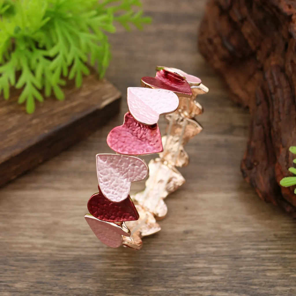 Heart-shaped alloy metal elastic bracelet with pink or blue colour options