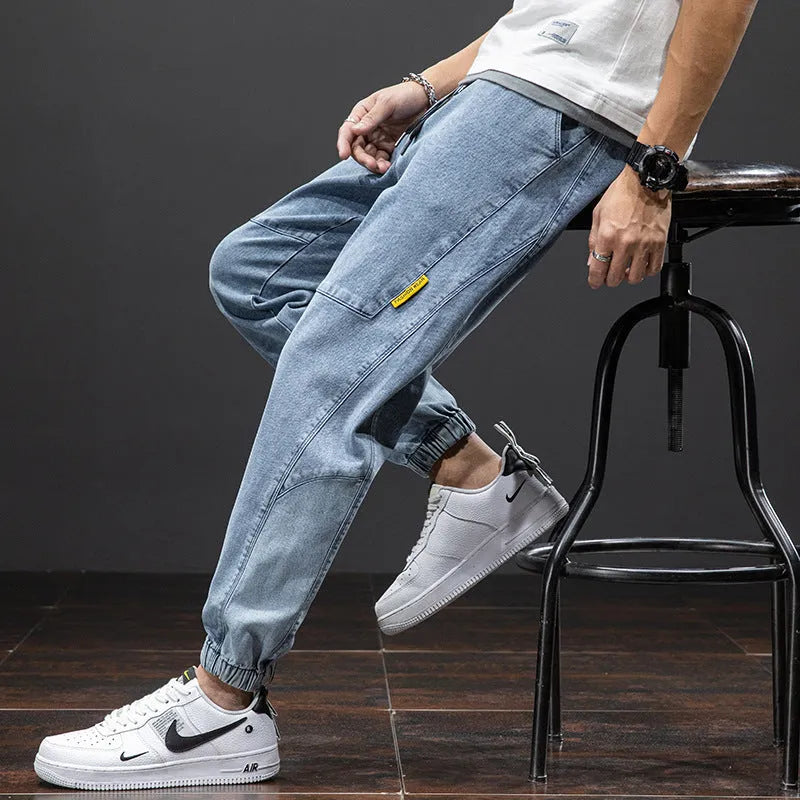 Men's loose cargo casual jeans in straight leg cut with micro elastic cotton fabric