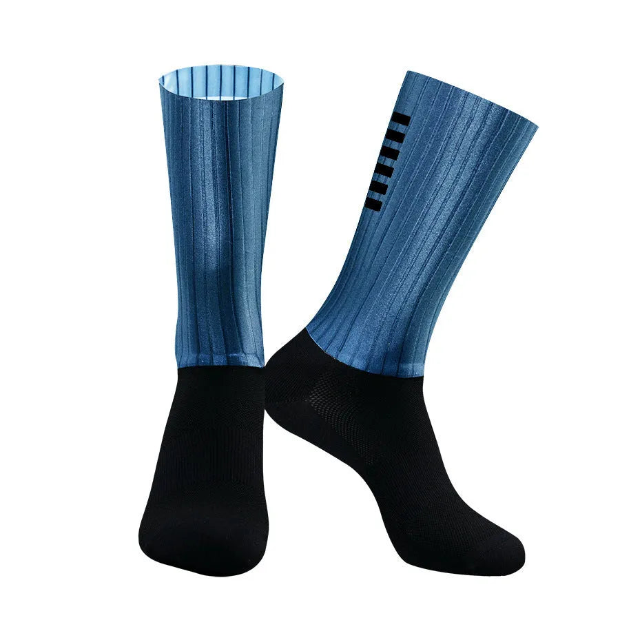 Athletic sports socks for running and cycling in chemical fibre blend fabric with moisture-wicking properties