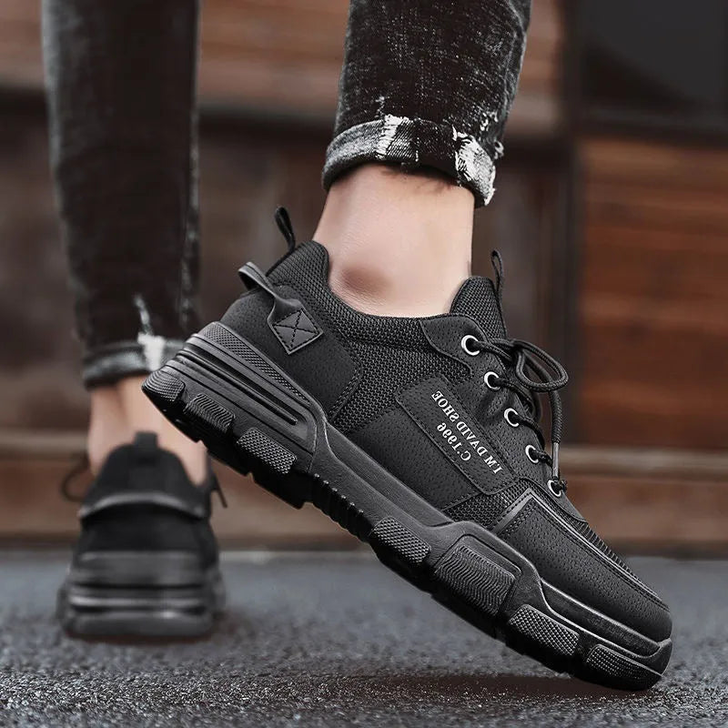 Breathable mesh sports shoes in black with lace-up fastening and rubber sole