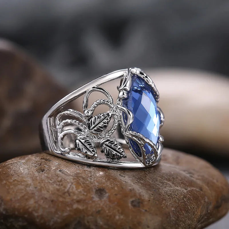 Horse eye-shaped blue crystal alloy ring for women showing geometry style with crystal inlay