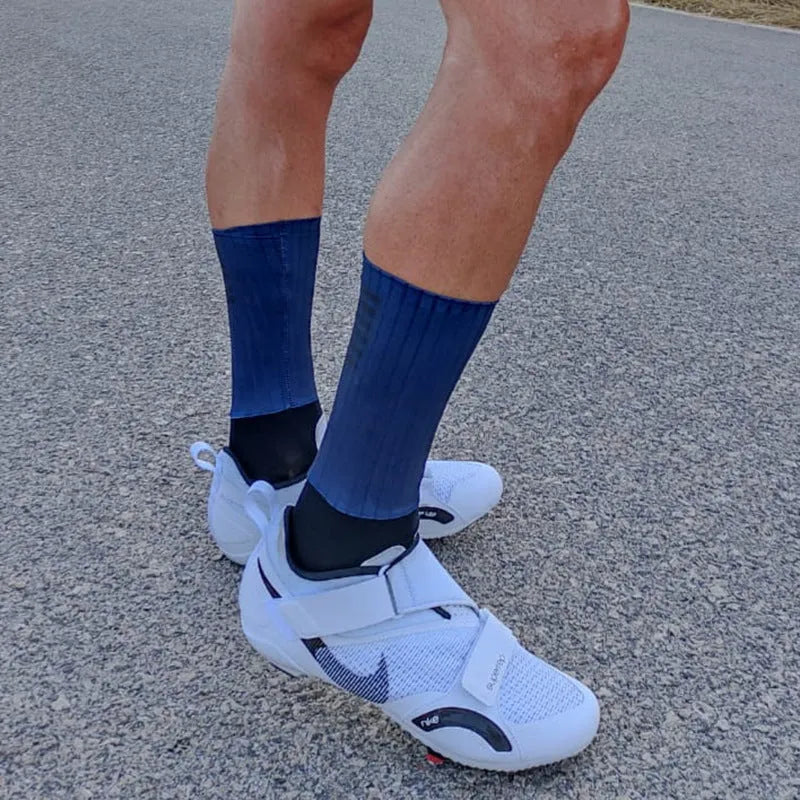 Athletic sports socks for running and cycling in chemical fibre blend fabric with moisture-wicking properties