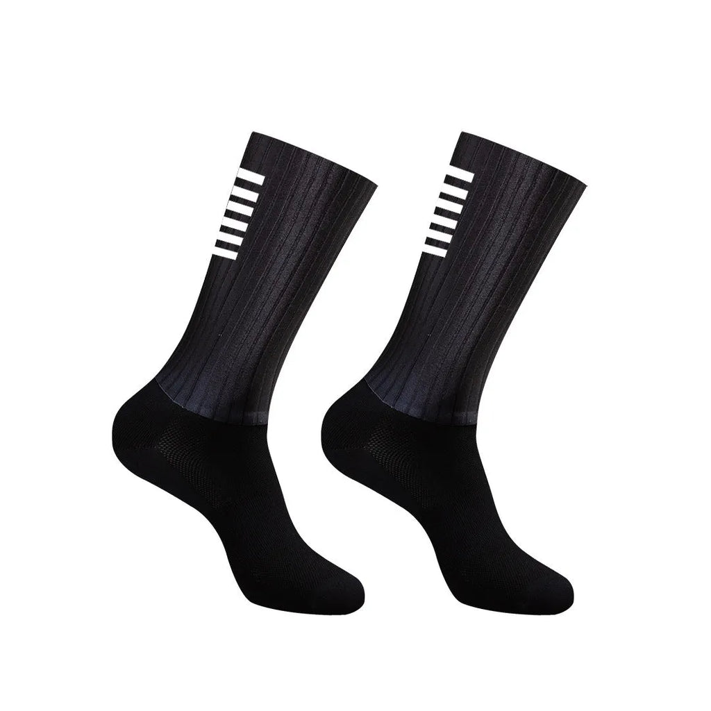 Athletic sports socks for running and cycling in chemical fibre blend fabric with moisture-wicking properties