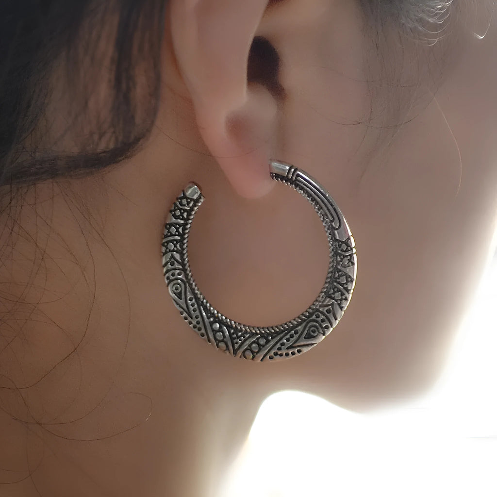 C-shaped vintage engraving earrings with street shot patterns in bronze or silver alloy metal