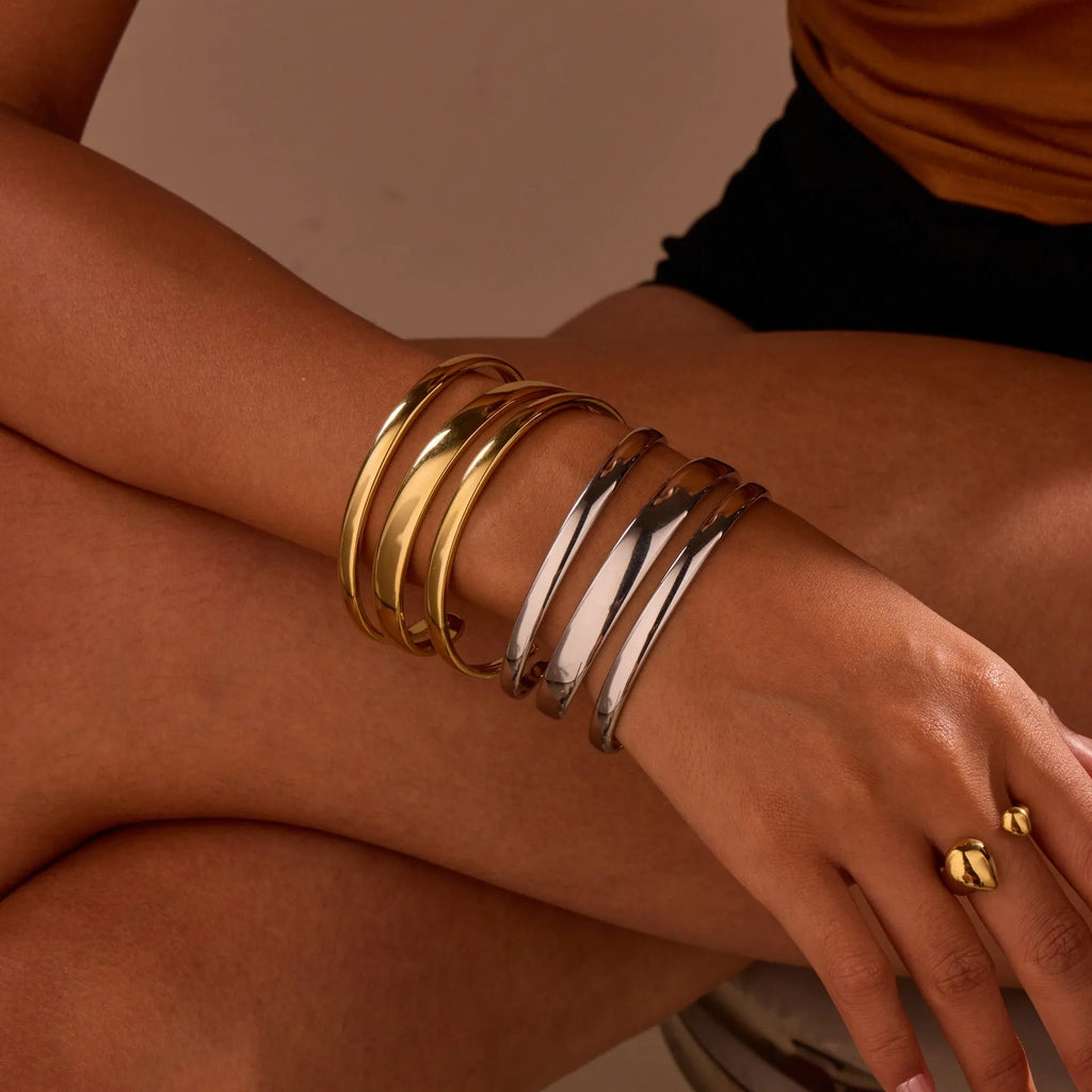 Women's stainless steel geometric bracelet with simple opening in gold or steel electroplated finish.
