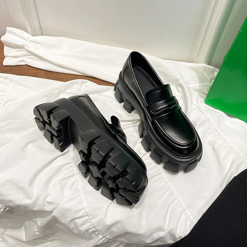British style wide fit loafers in patent leather with rubber soles and shallow opening design