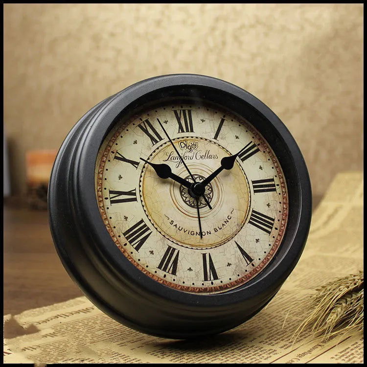 European retro style 6-inch round desk clock with silent alarm function and pointer display