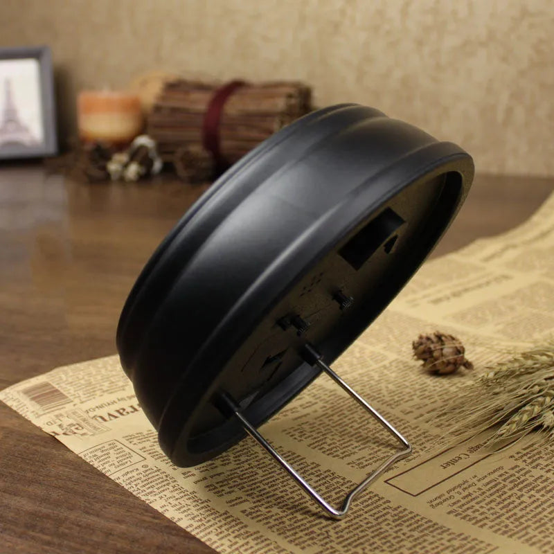 European retro style 6-inch round desk clock with silent alarm function and pointer display
