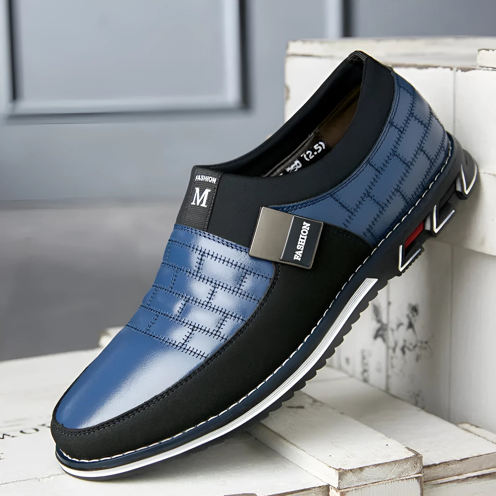 Men's low-cut casual leather shoes in blue, available in sizes 38 to 48 with a rubber sole.