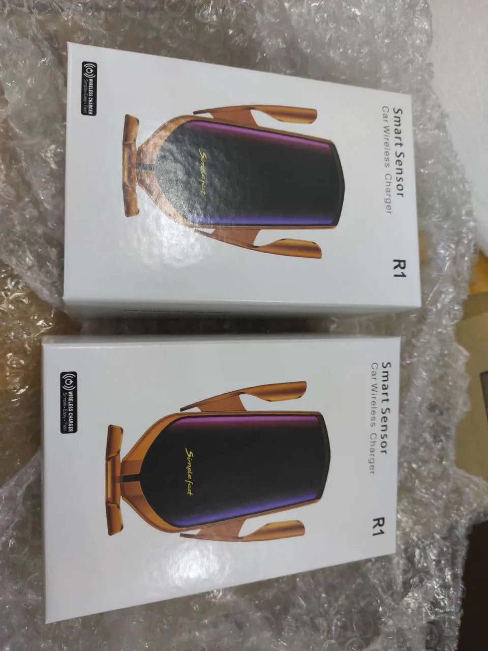 Gold Magic Clip R1 automatic wireless charging car phone holder mounted on a dashboard
