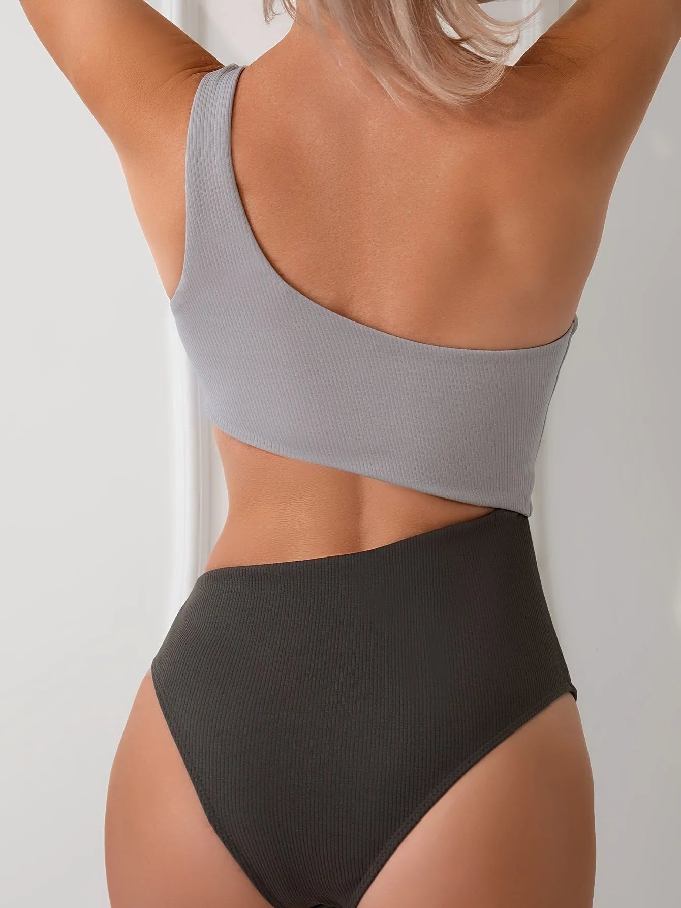 Women's solid colour one-shoulder one-piece swimsuit in polyester fabric