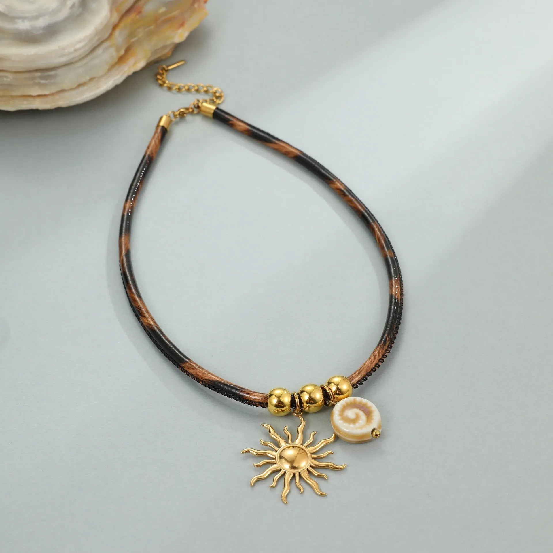 Women's stainless steel necklace with geometric leopard pendant on adjustable 41-50cm chain