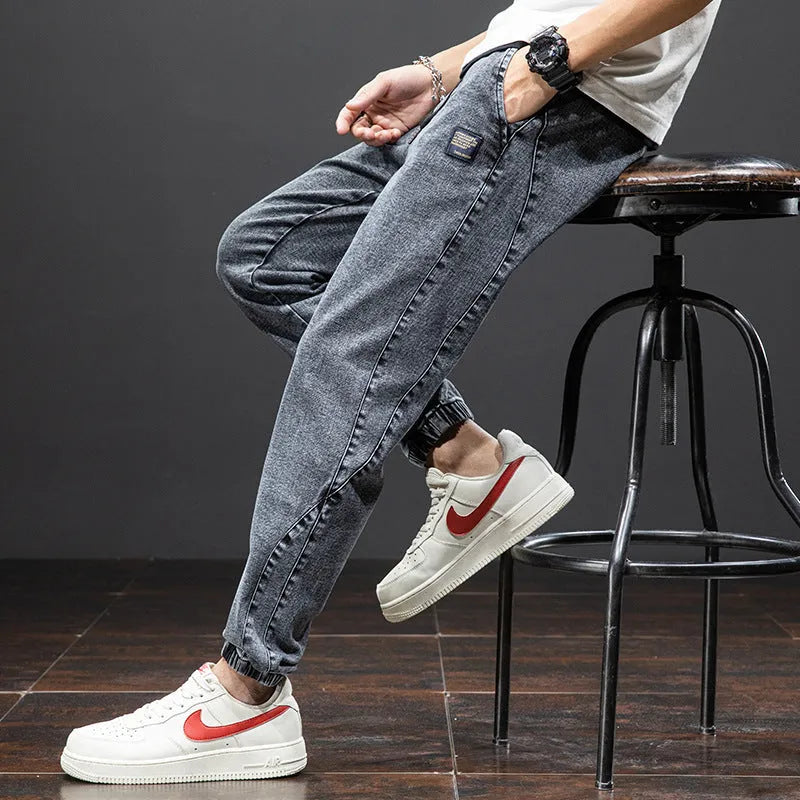 Men's loose cargo casual jeans in straight leg cut with micro elastic cotton fabric