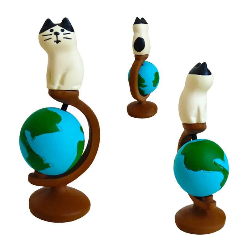 Cartoon cat figurine with Statue of Liberty design, resin craft ornament.