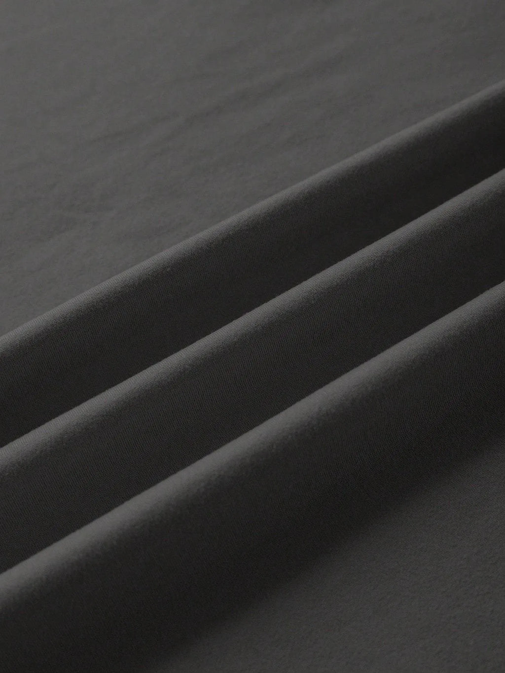 Loose straight-cut cotton T-shirt in grey with short sleeves and round neck.