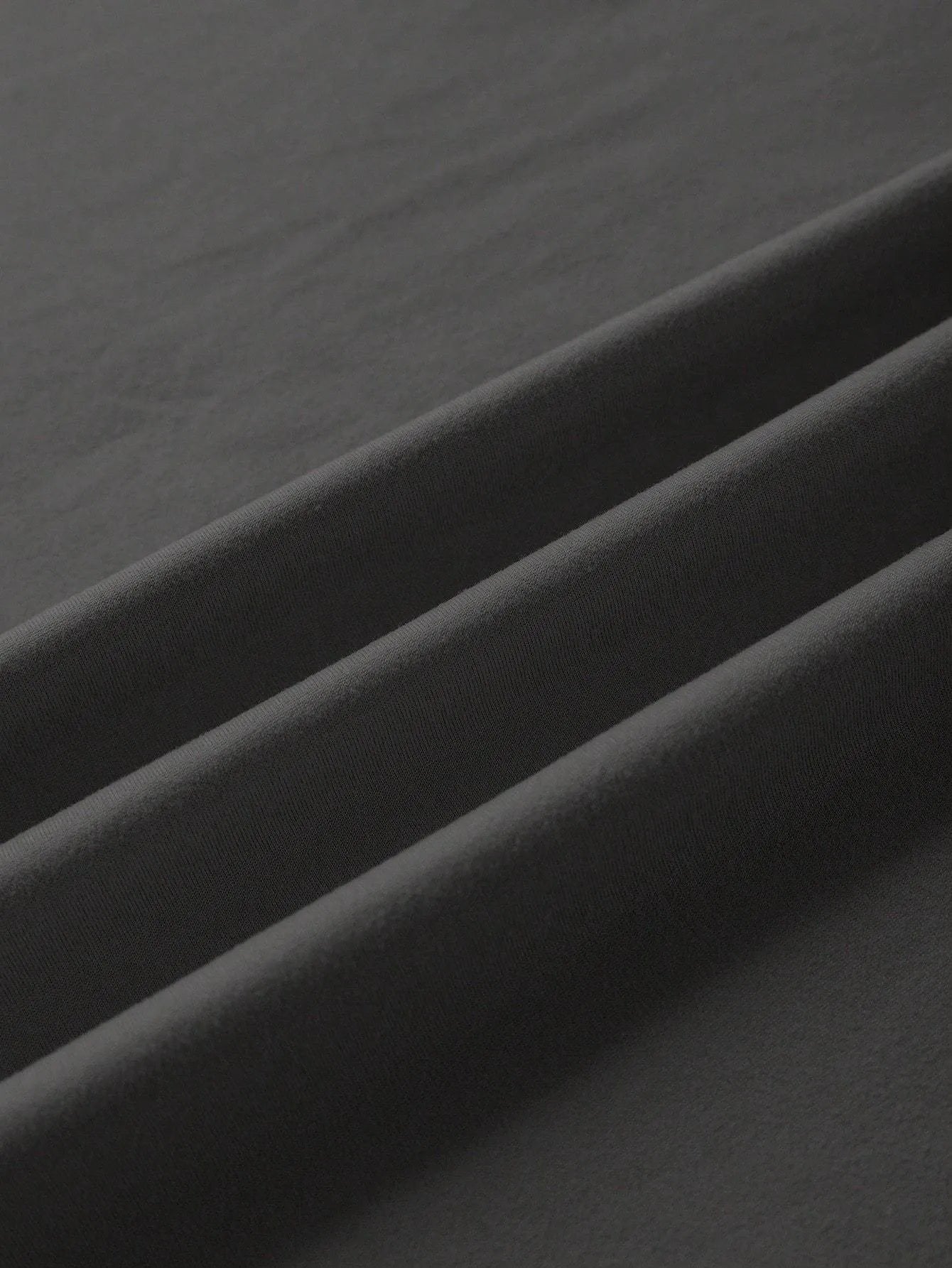 Loose straight-cut cotton T-shirt in grey with short sleeves and round neck.