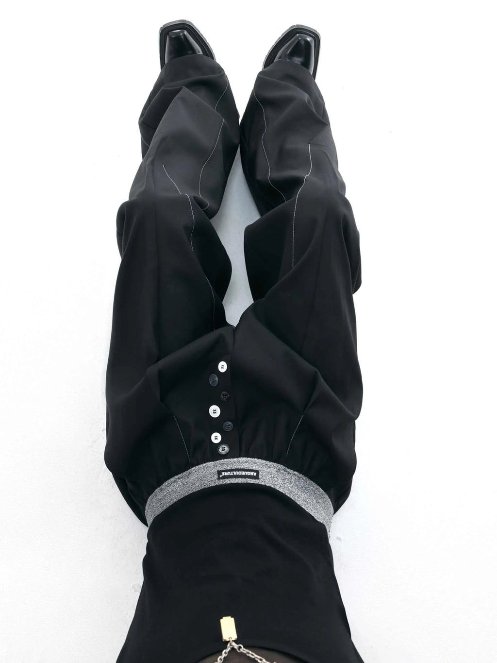 Straight-leg casual trousers with button open line design in black high waist style