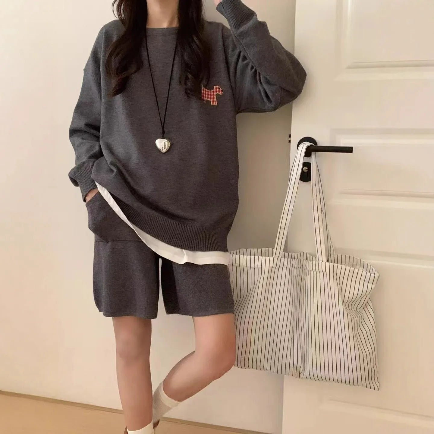 Casual sports knitted sweater shorts suit with animal embroidery pattern in imitation cashmere fabric