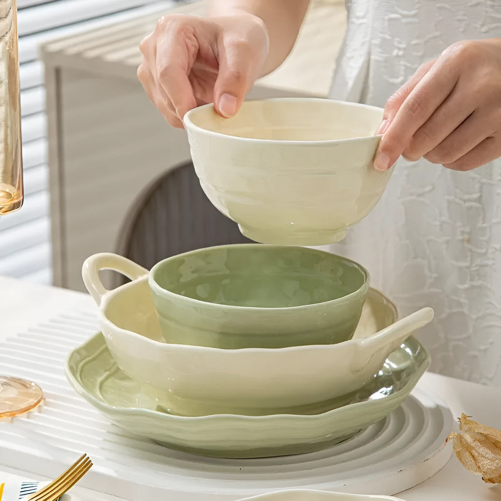 Solid colour ceramic dinnerware set with seven pieces in a minimalist Japanese style, presented in a box.
