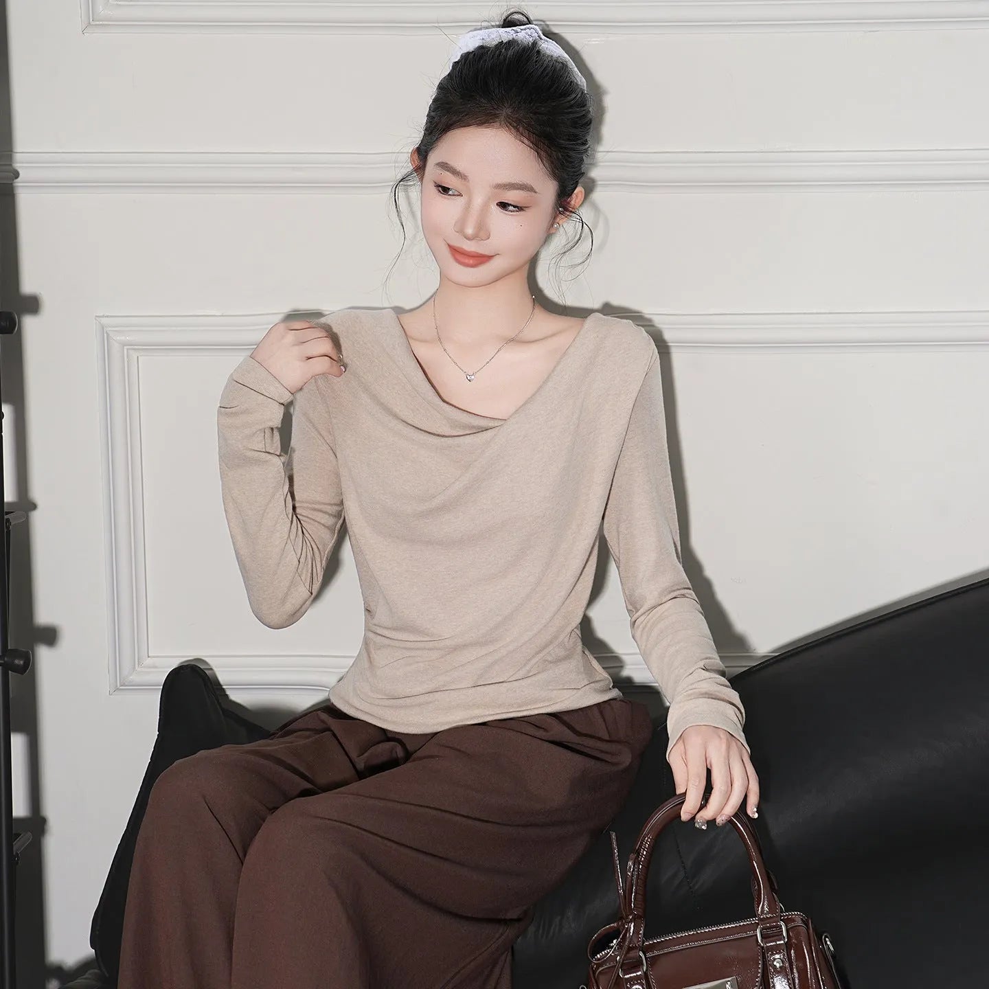 Off-shoulder cashmere long-sleeve top in light pink with pleated detail and slim fit