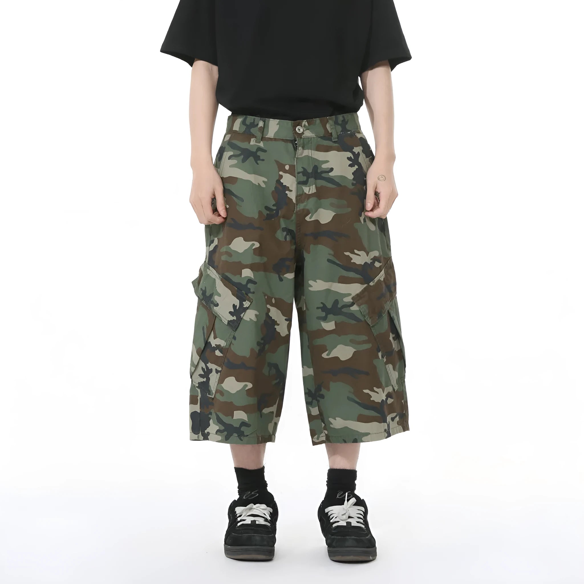 Men's camouflage coloured loose wide-leg cotton jeans with cropped length and side stitching.