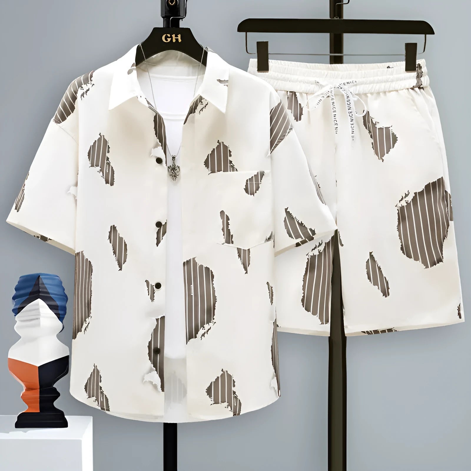 Men's casual sports two-piece set with short sleeve top and matching shorts in polyester fibre