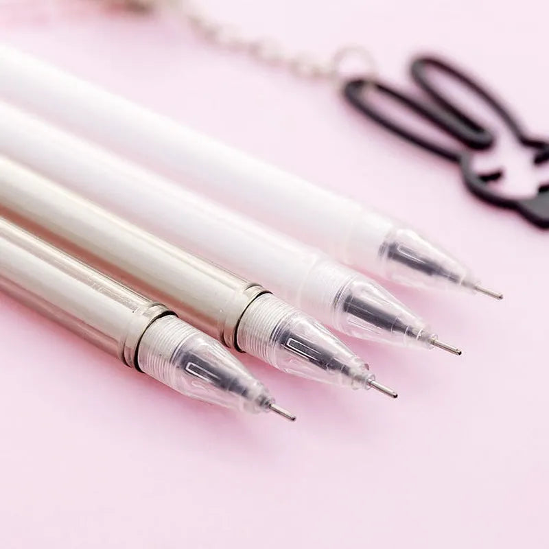 Gel pen with paper crane pendant charm showing 0.38mm tip and 17cm plastic barrel