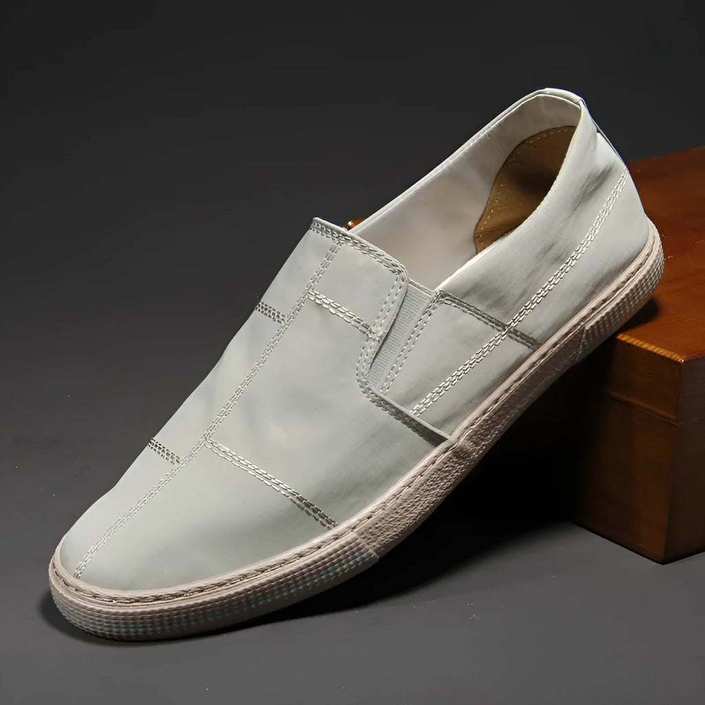 Men's slip-on canvas low-top shoes in all black with round toe and rubber sole