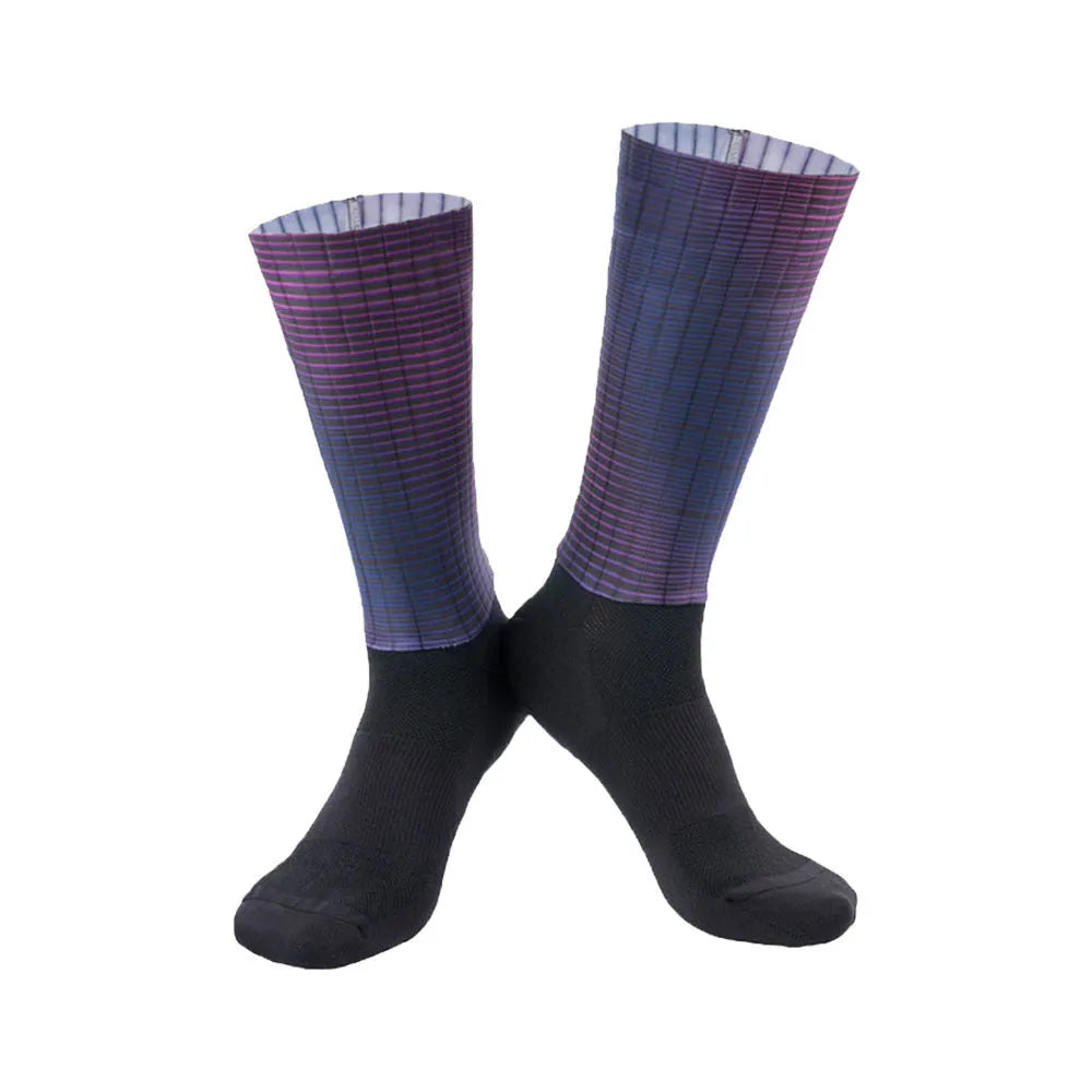 Athletic sports socks for running and cycling in chemical fibre blend fabric with moisture-wicking properties