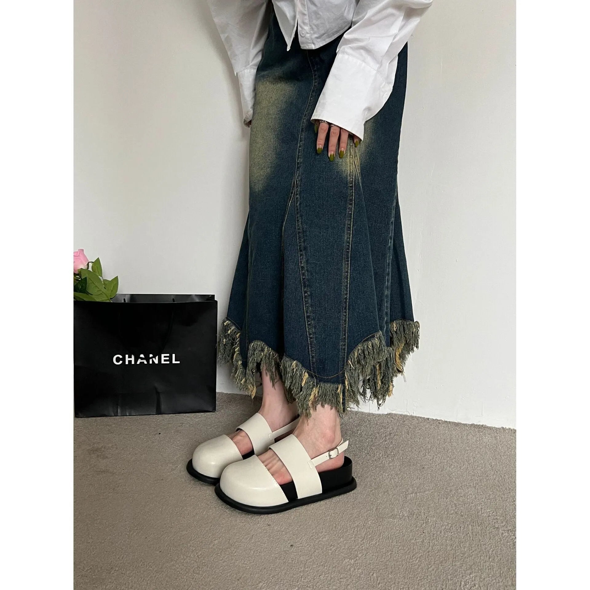 Retro sandals with adjustable ankle strap buckle in microfiber material, closed toe design