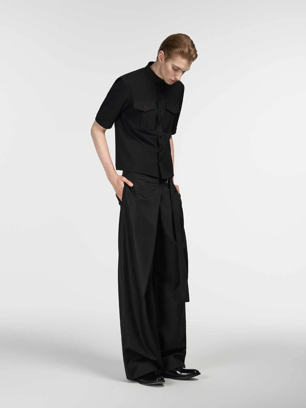 Black straight-leg trousers with adjustable waist and single pleat cut in Tencel cotton blend
