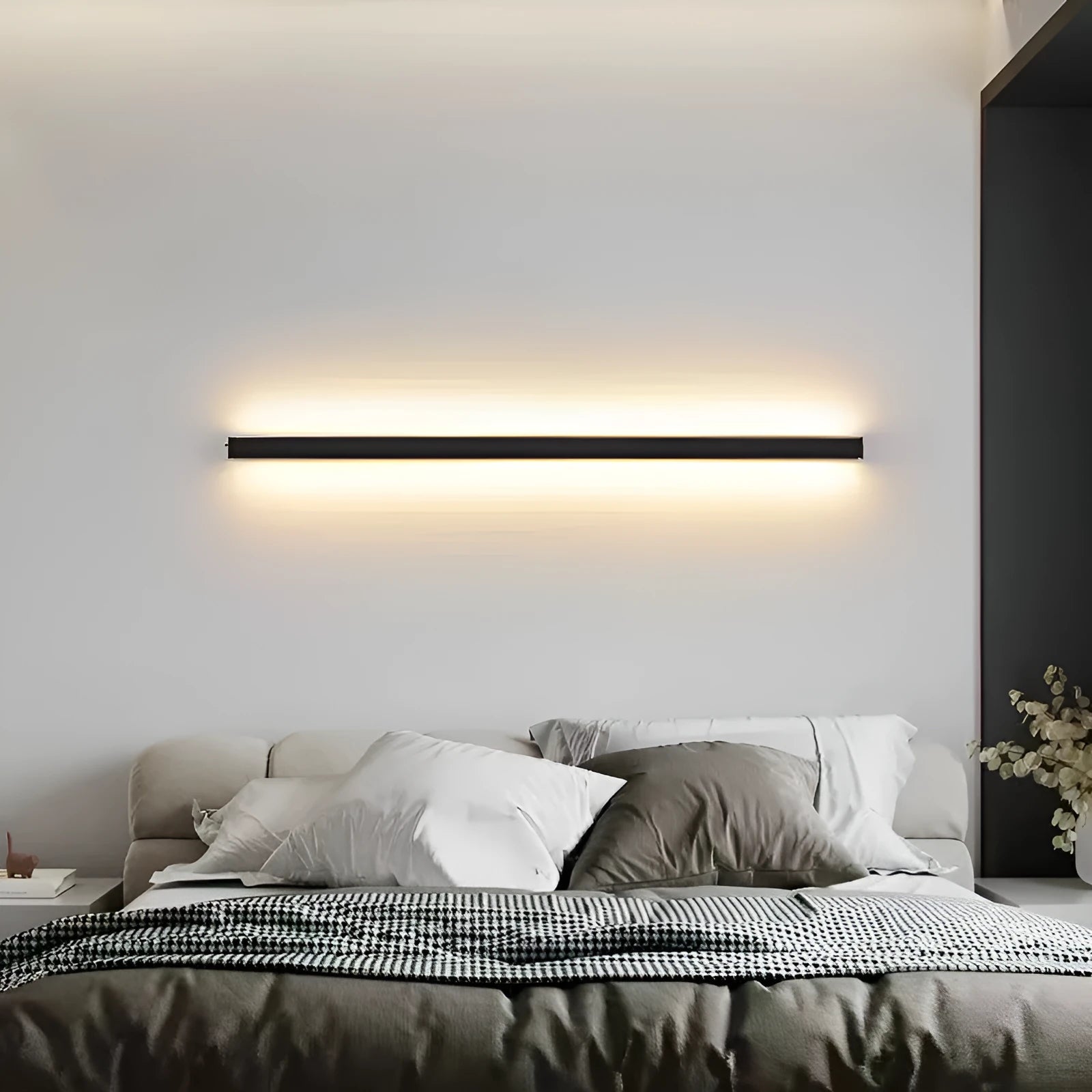 80cm black aluminium LED wall lamp with touch control for three light colours