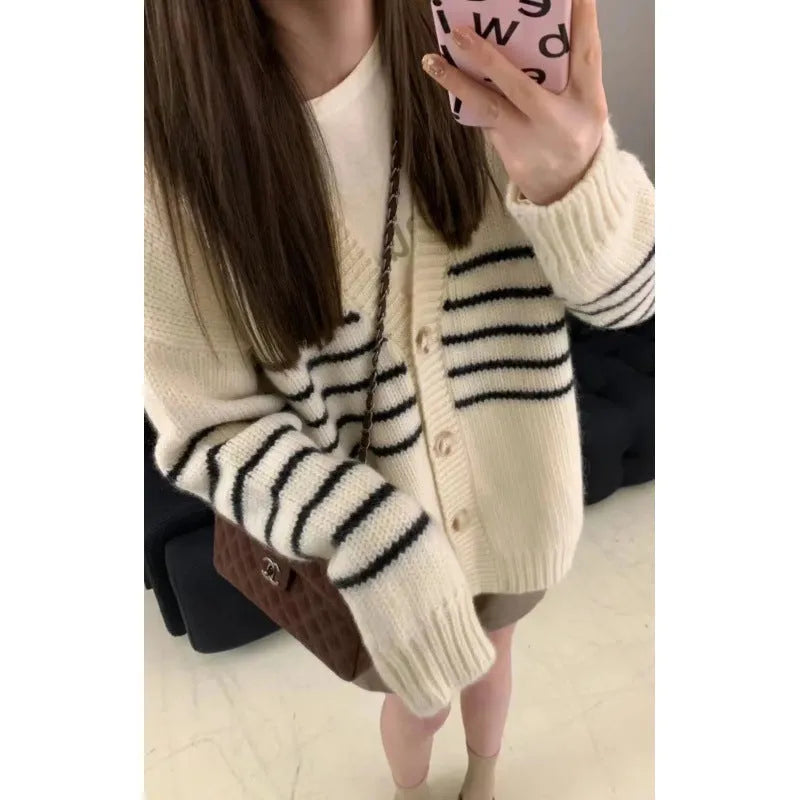 Women's polyester button cardigan with 3D pattern and regular sleeves in autumn style