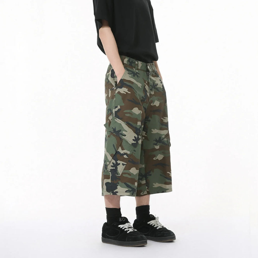 Men's camouflage coloured loose wide-leg cotton jeans with cropped length and side stitching.