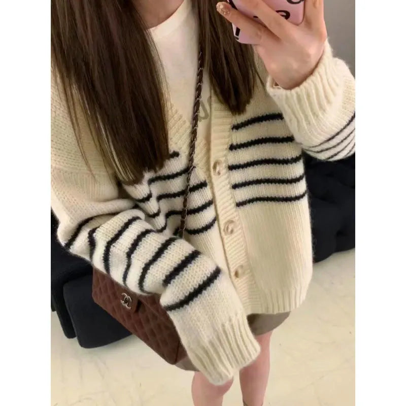 Women's polyester button cardigan with 3D pattern and regular sleeves in autumn style