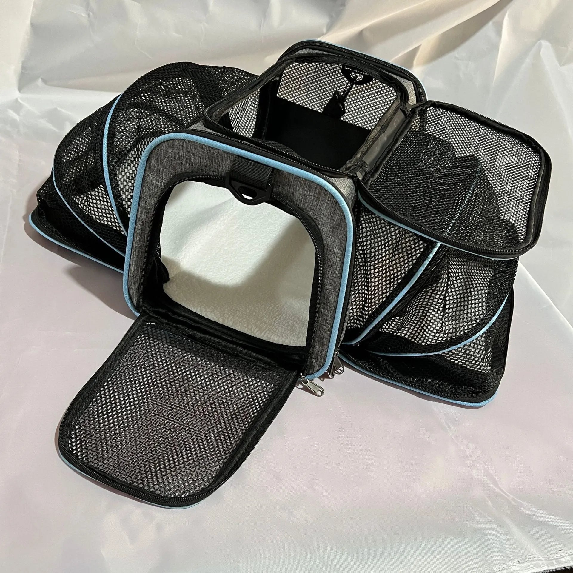 Cat carrier bag in 600D cation fabric with medium-soft construction and piping detail options