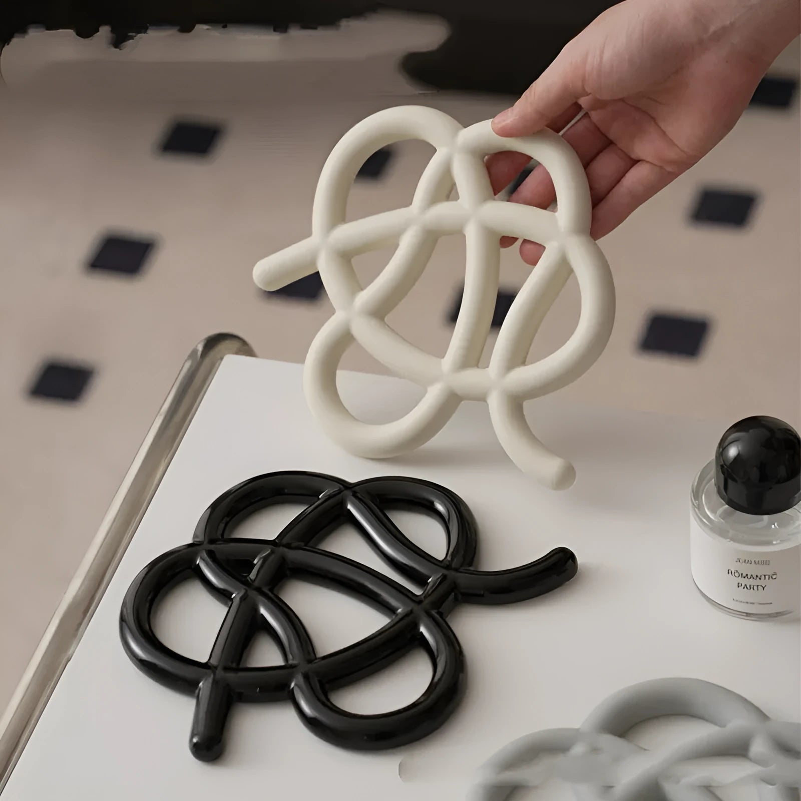 Ceramic heat proof mat in modern simplicity design with irregular shape