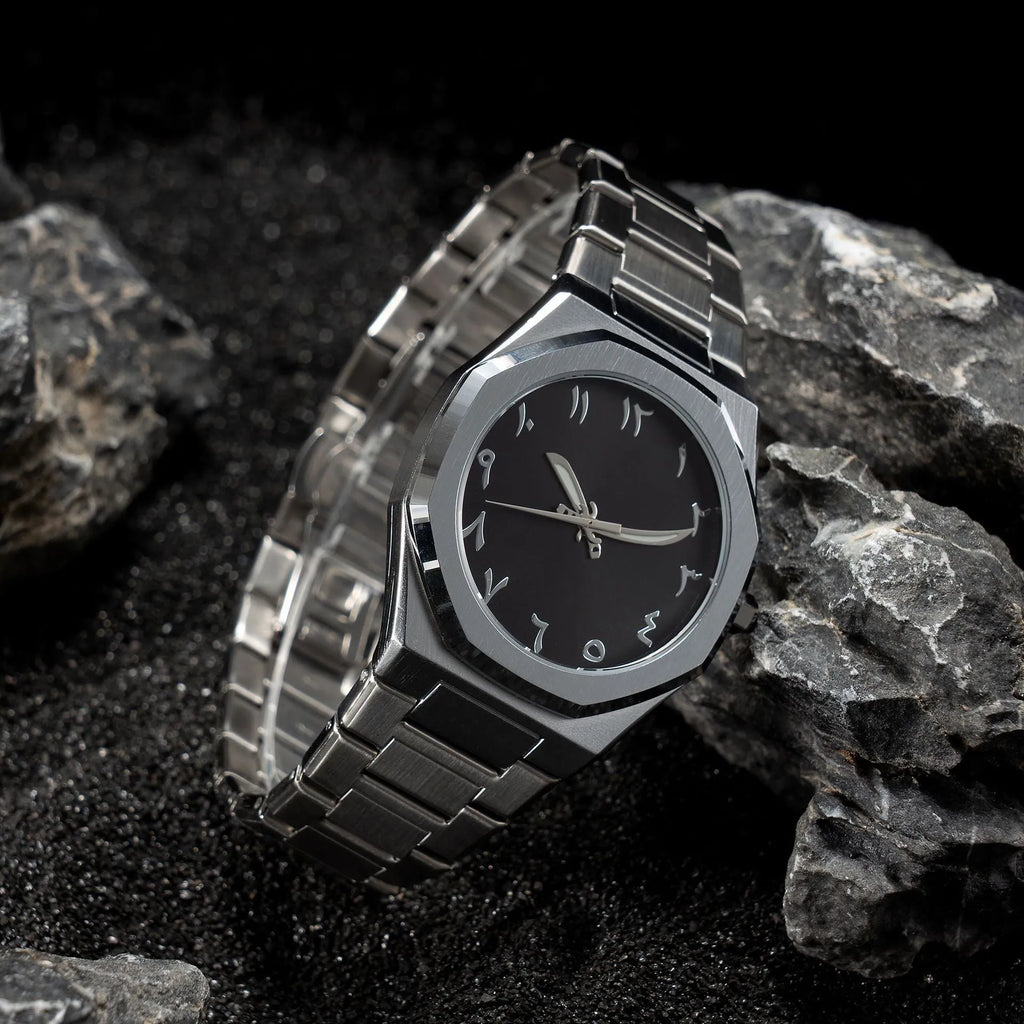 Men's business casual watch with steel strap and quartz display in black, silver, and scale colour options