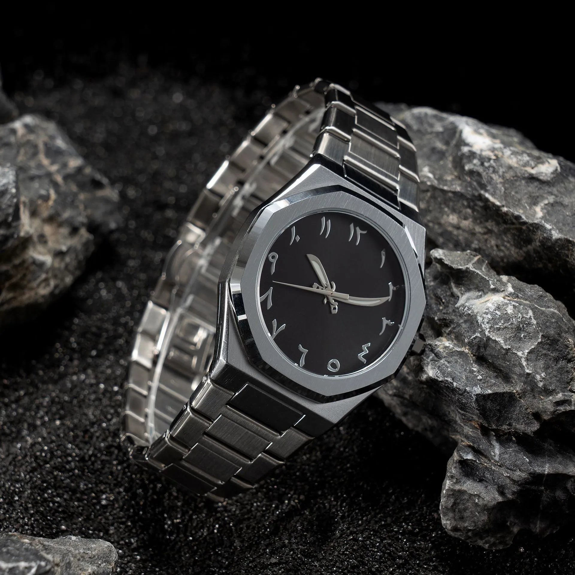 Men's business casual watch with steel strap and quartz display in black, silver, and scale colour options