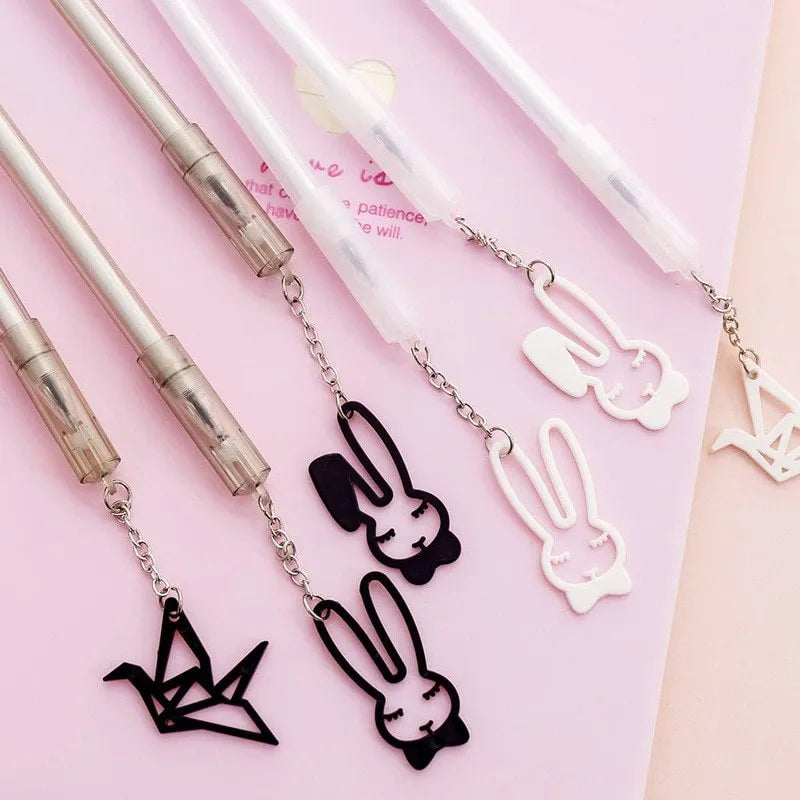 Gel pen with paper crane pendant charm showing 0.38mm tip and 17cm plastic barrel