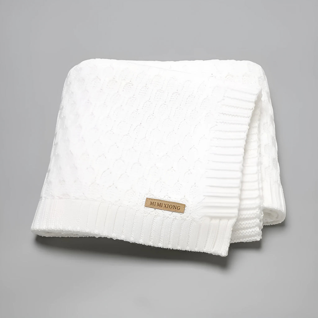 Solid colour infant hug blanket with three-dimensional lines design measuring 70x90cm