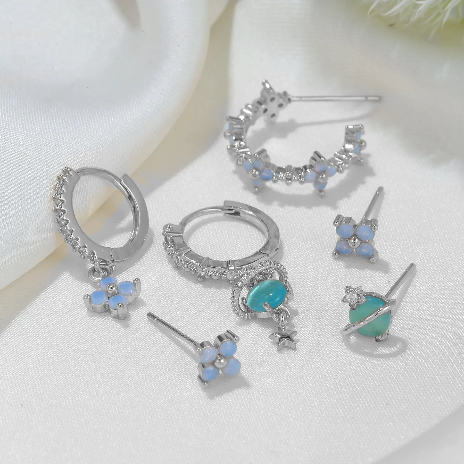 Flower-shaped ear studs with zircon mosaic detail in gold or silver Japanese Korean style