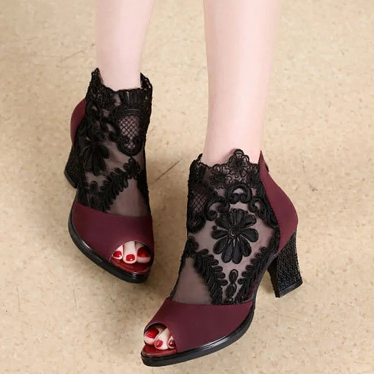 Lucyever women's black lace gladiator sandals with square heels and floral patterns
