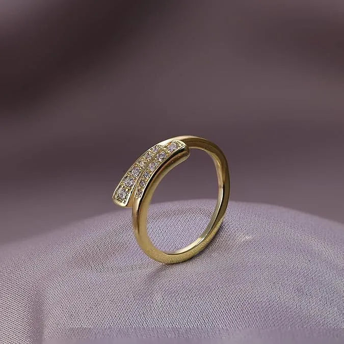 Geometric gold plated toe ring with a choice of diamond, flower, rhinestone or water drop design.