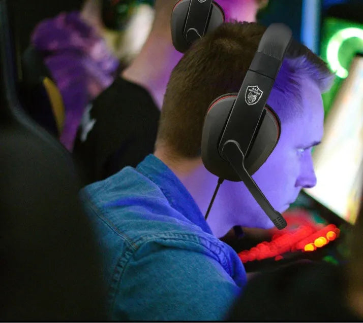 Black wired gaming headset with 40mm drivers and heavy bass sound profile