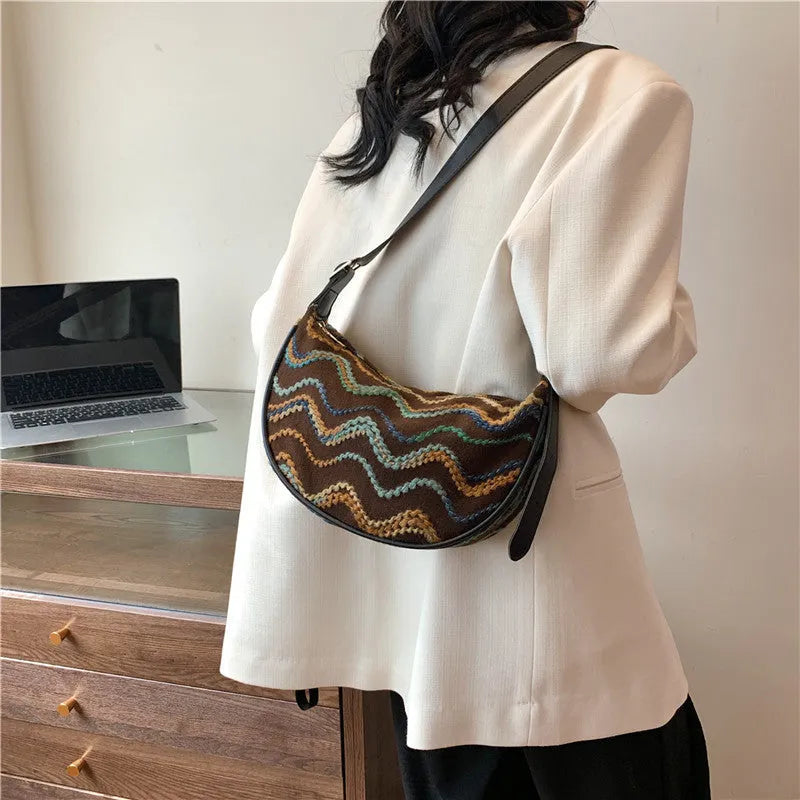 Women's portable knitted straw woven crossbody bag with single strap in corrugated black texture