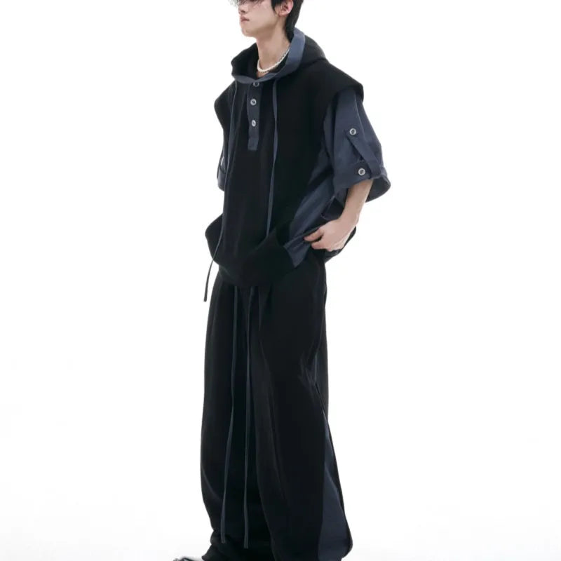 Men's hooded short sleeve sports suit with matching trousers in black or grey polyester fabric