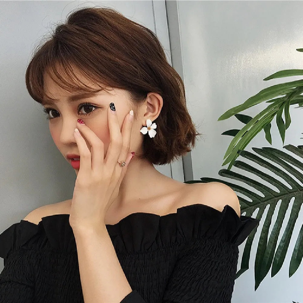 Women's flower stud earrings in alloy with electroplated white or pink finish