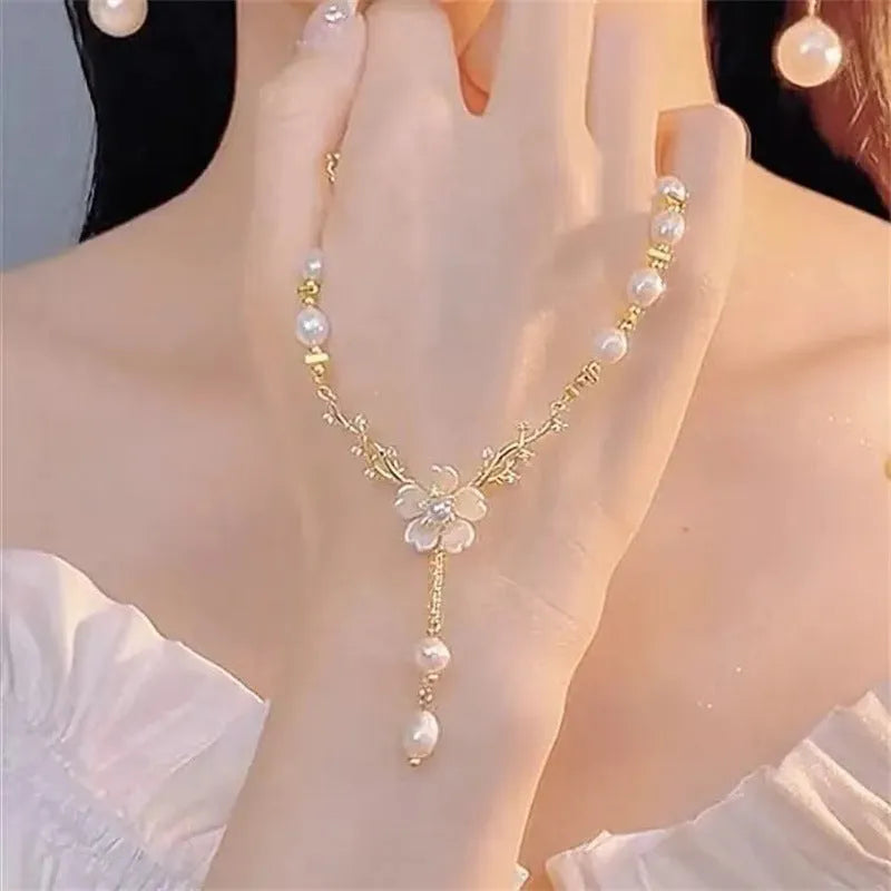 Silver-toned alloy necklace with pearl flower Q9 pendant and rose decoration elements